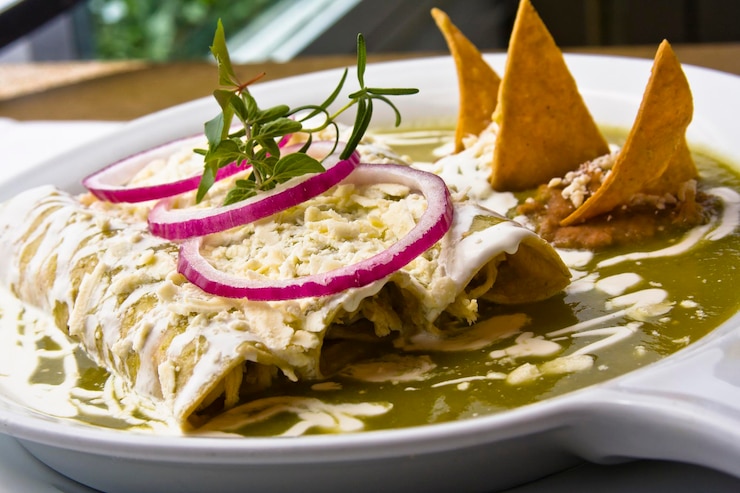 Photo food mexican spicy green enchiladas swiss enchiladas
