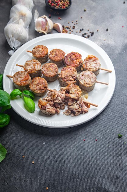 食品 内臓肉 ケバブ トロワ 豚肉 新鮮な料理 健康的な食事 食品 テーブルの上のスナック コピースペース 食品