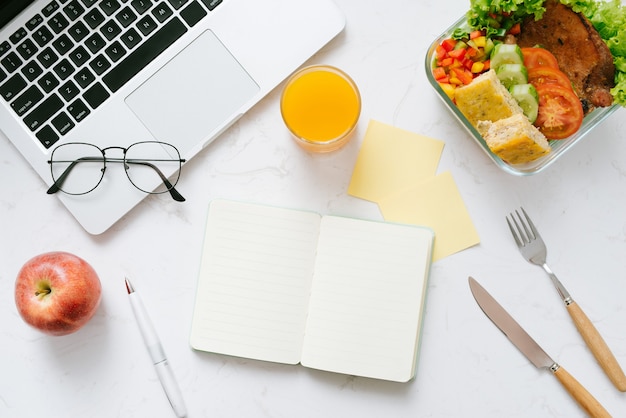 Foto cibo in ufficio. pranzo sano per lavoro.