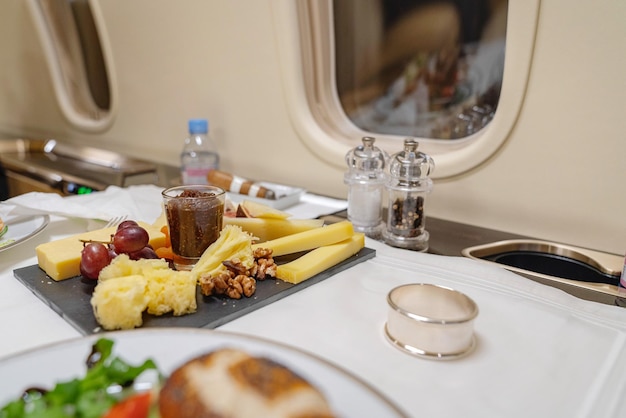 写真 プライベート航空機のテーブルでの食事