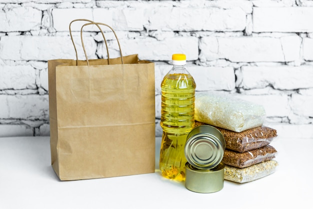 Foto cibo in un sacchetto di carta per le donazioni. scorte anticrisi di beni essenziali per il periodo di isolamento in quarantena. consegna del cibo, coronavirus.