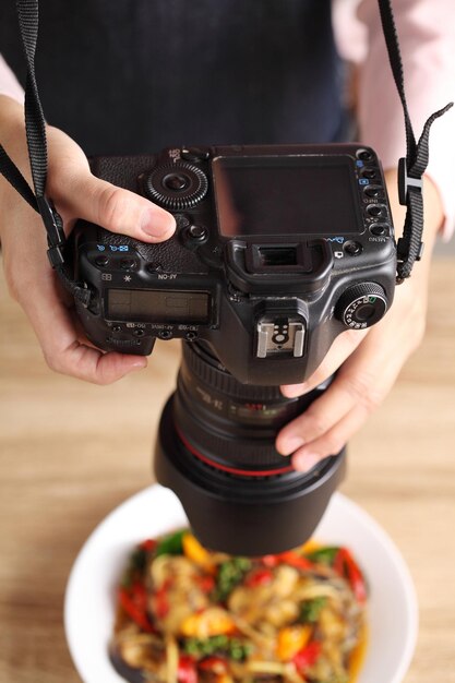 Photo food photographer taking shot from thai food