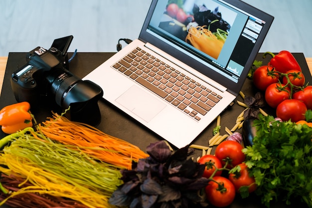 Foto concetto di e-commerce di foto per laptop pubblicità di fotografia di cibo