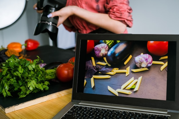 Photo food photography advertisment laptop photo e-commerce technology backstage concept