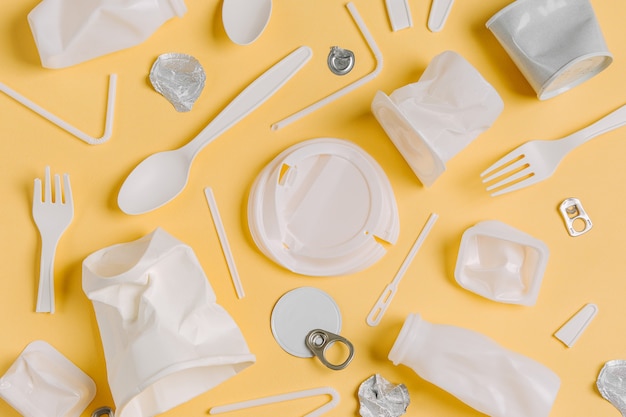 Foto imballaggi in plastica alimentare su sfondo giallo. concetto di riciclaggio di plastica ed ecologia. disposizione piatta, vista dall'alto