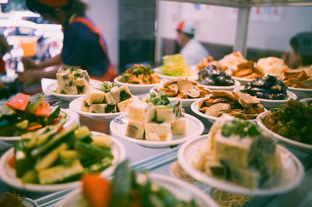 レストランで展示されている皿の食べ物