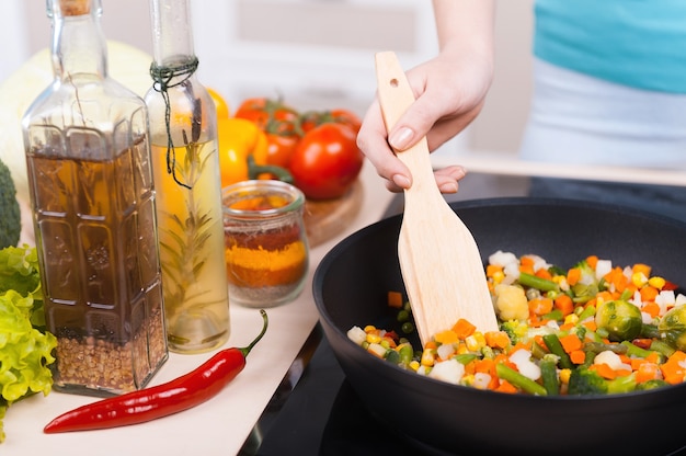 食品の調理。食事を準備している女性のトリミングされた画像