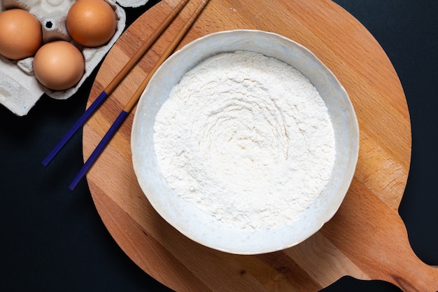 Preparazione del cibo per l'impasto fatto in casa per pasta o pasta all'uovo cinese