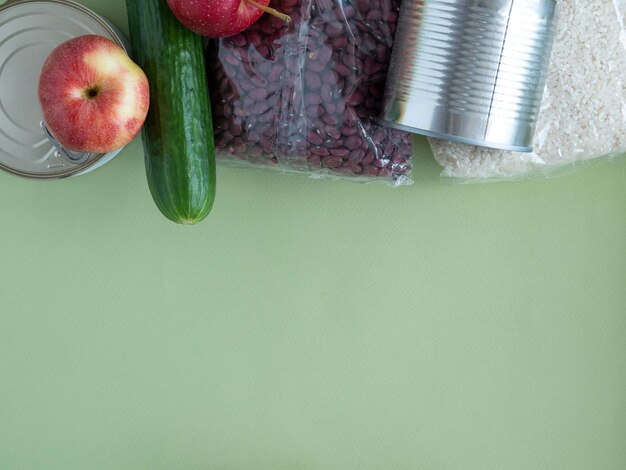 緑の背景の食品上面図穀物野菜缶詰食品オンラインあなたのテキストのための場所