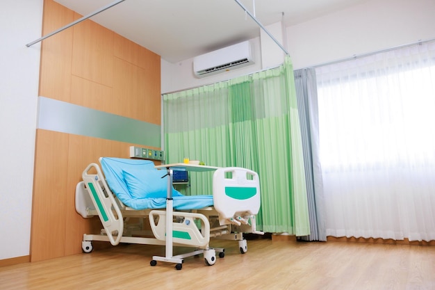 フードレスキュールームとベッド付きの食品と快適な医療空の病室の内部新しい医療センターのベッド付きの清潔で空の部屋