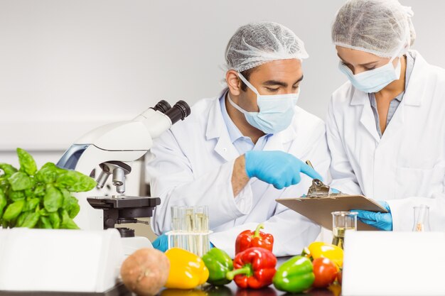 Photo food scientists using the microscope for research