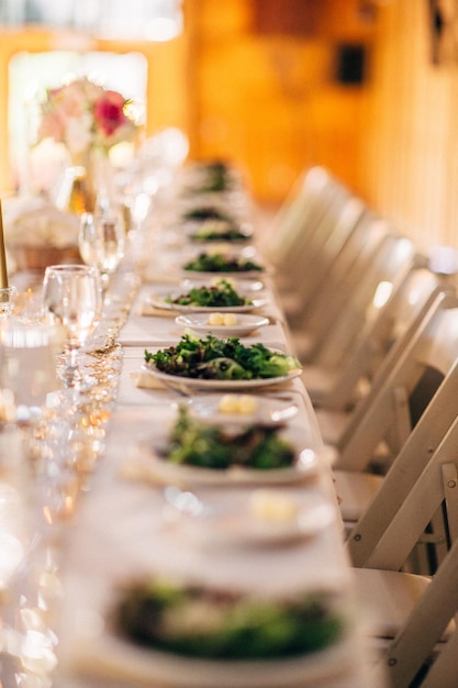 Photo food served in row on table at restaurant