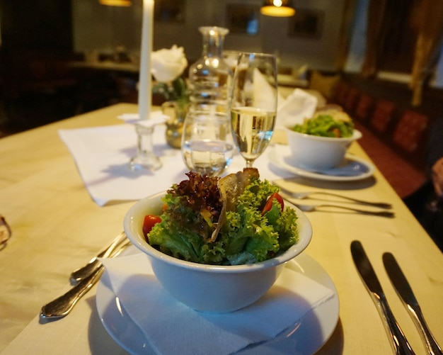 Photo food served on table in restaurant