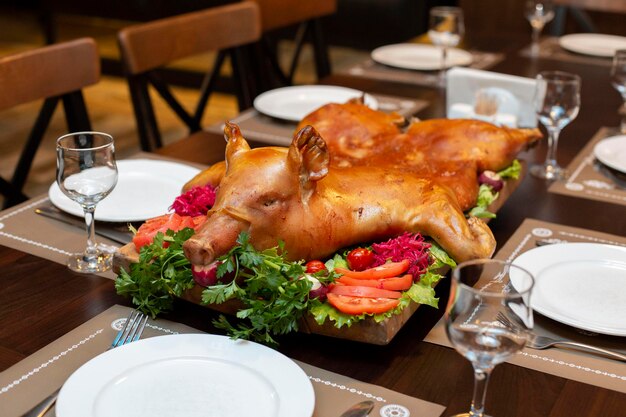 Photo food served on table in restaurant