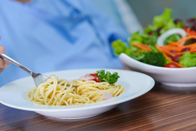 Photo food served on table