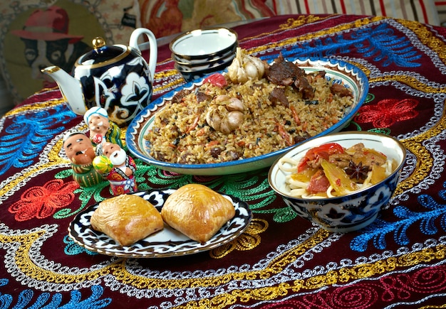 Foto set di cibo cucina dell'asia centrale - plov, lagman, sorbetto e samsa