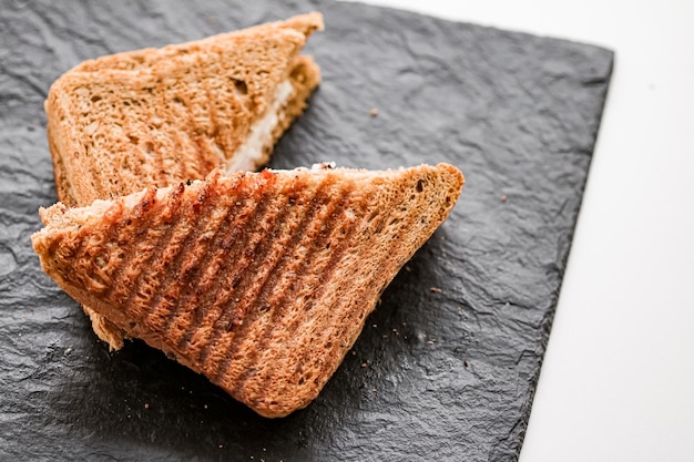 Foto panini al formaggio grigliati e snack