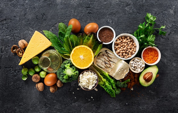 Пищевые источники омега-3 и здоровых жиров вид сверху. Здоровая пища