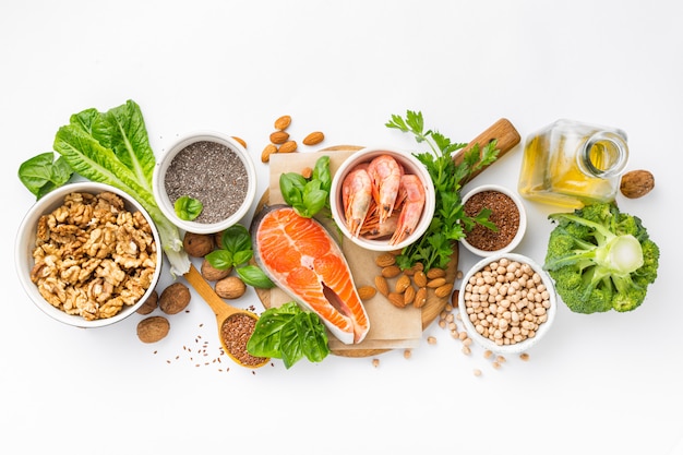 Пищевые источники омега-3 и омега-6 вид сверху. Продукты с высоким содержанием жирных кислот, включая овощи, морепродукты, орехи и семена