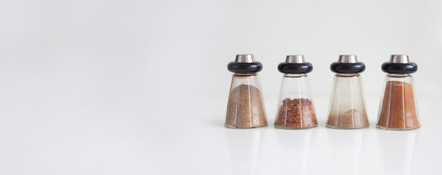 Photo food and spices various spices in glass jars