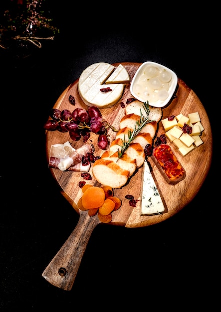 Foto cibi still life cheese grapes crackers brie cheese blue cheese bacon su uno sfondo concept tapas