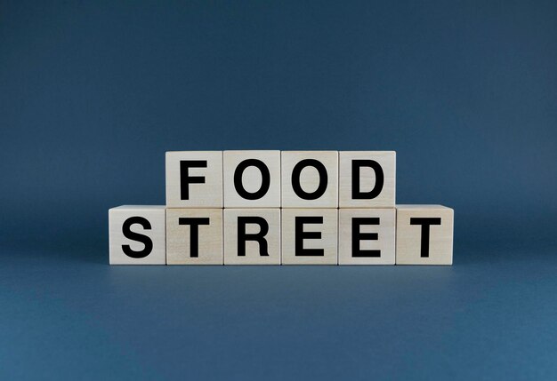 Фото food street кубики образуют слово food street уличная концепция фаст-фуда