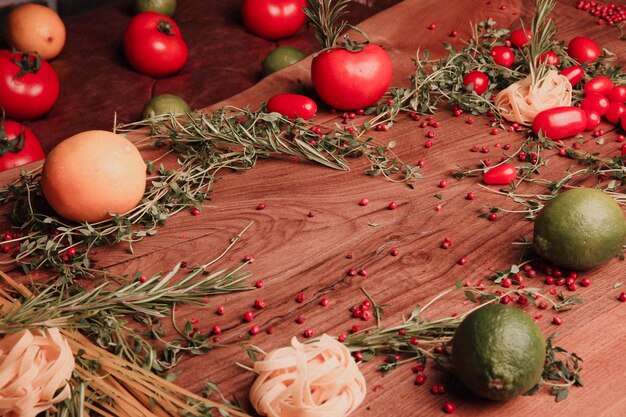 Food Styling Vers groenten, meel en kruiden op tafel, koken.