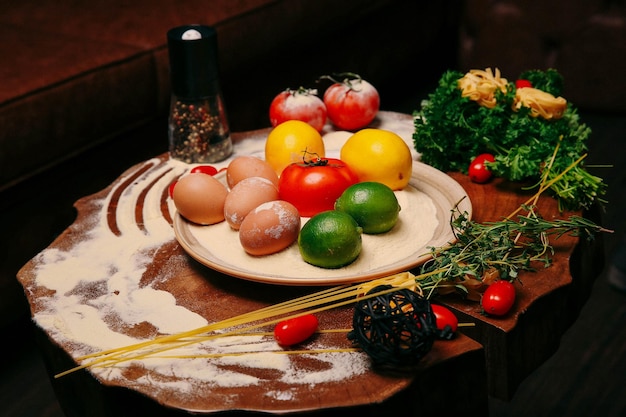 Food Styling Vers groenten, meel en kruiden op tafel, koken.