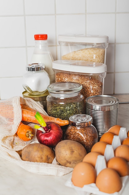 Foto forniture alimentari in abbondanza a casa sul tavolo