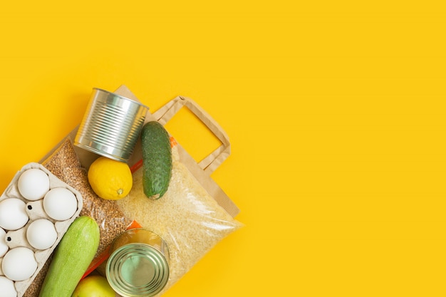 Photo food supplies on paper bag. food delivery.