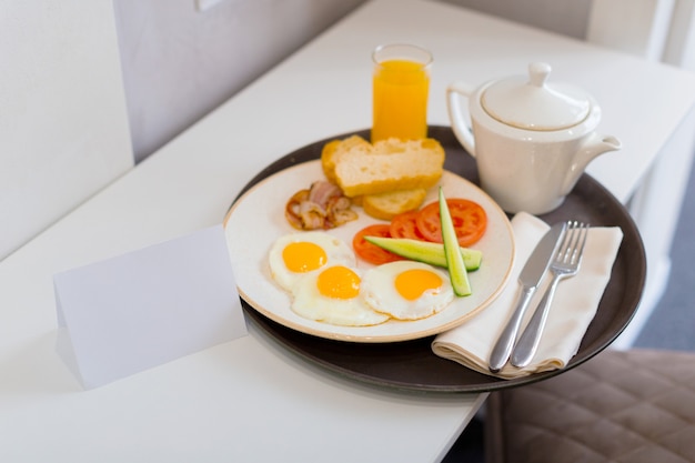 Cibo su un tavolo in una stanza d'albergo