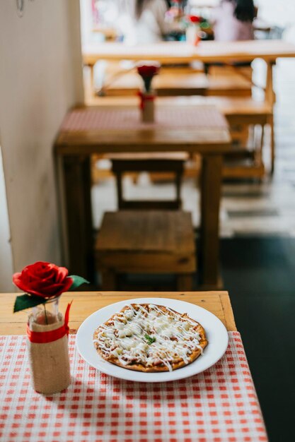 Foto cibo sul tavolo in un ristorante italiano