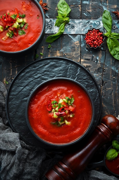 검은 돌 접시에 있는 음식 토마토 가스파초 수프 위쪽 보기 텍스트를 위한 여유 공간