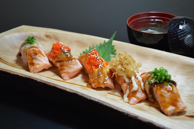 Photo food in tray on gray background