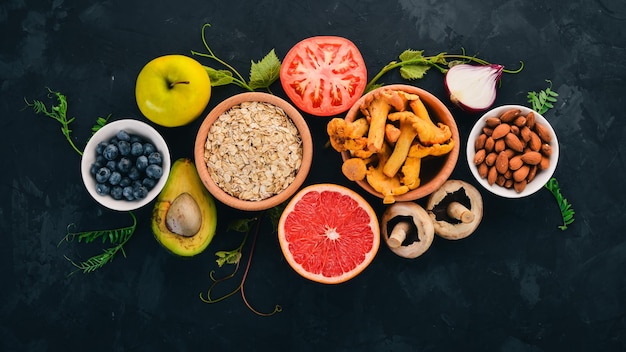 음식 야채 과일 견과류와 딸기 건강에 좋은 음식 돌 탁자 위 보기 텍스트를 위한 여유 공간