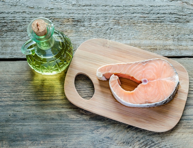 Photo food with unsaturated fats - salmon and oil