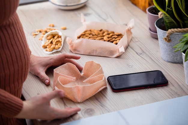 밀랍 천으로 싸인 음식 여자 DIY 종이 접기 튜토리얼을 사용하여 밀랍 포장 천으로 상자를 만든
