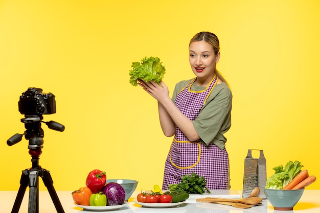 Foodblogger best leuke gezonde chef-kok die video opneemt voor sociale media met de sla