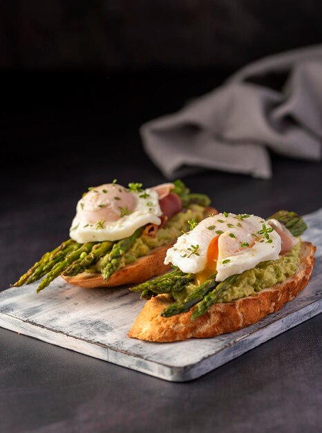 Foodfotografie van bruschetta met gepocheerd ei en asperges