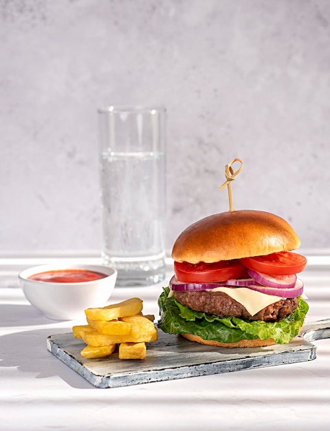 Foodfotografie van cheeseburger en friet