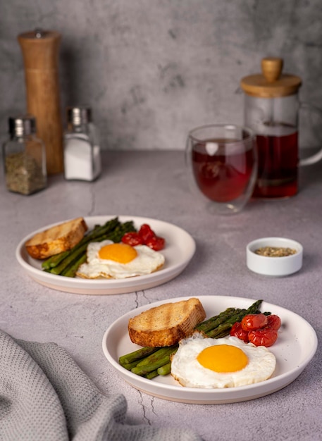 Foodfotografie van gebakken eieren, asperges en tomaten