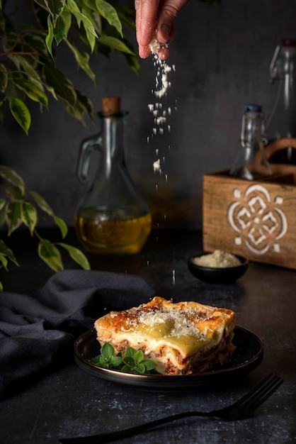 Foodfotografie van lasagne en parmezaan