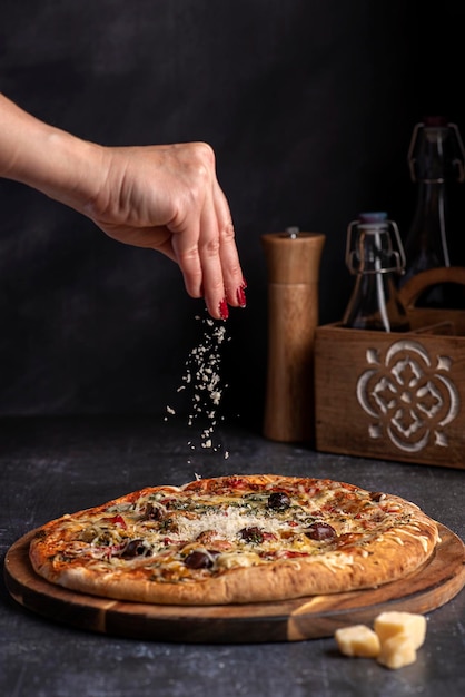 Foodfotografie van pizza met parmezaan