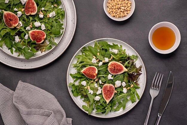 Foodfotografie van salade geitenkaas vijg feta bladsla rucola pijnboompitten honing