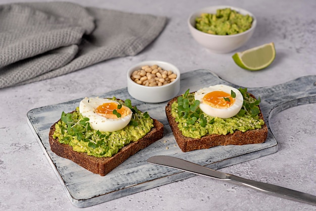 Foodfotografie van sandwich met avocado en ei