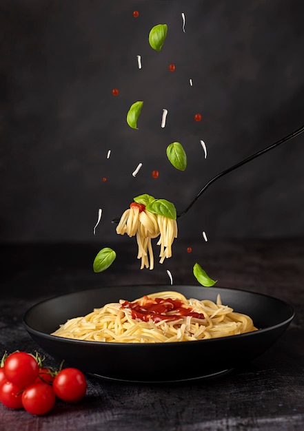 Foodfotografie van spaghetti met tomatensaus