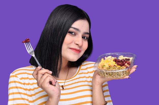 Photo foodie girl holding bowl of spaghetti and looking front indian pakistani model