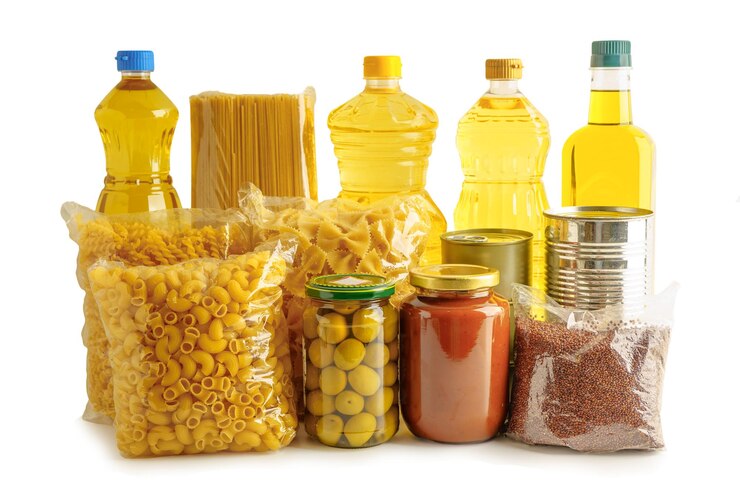 Фотография продукты питания в коробке для пожертвований, выделенной на белом фоне для добровольцев, помогающих людям