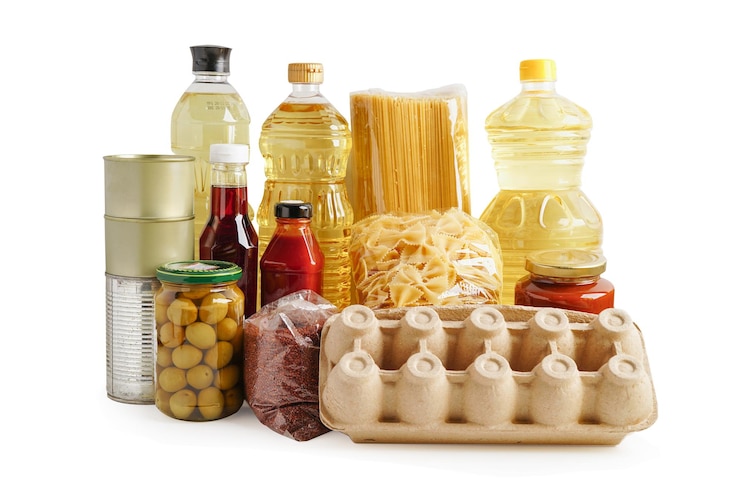 Фотография продукты питания для пожертвования изолированы на белом фоне с вырезанной дорожкой для добровольца, чтобы помочь людям