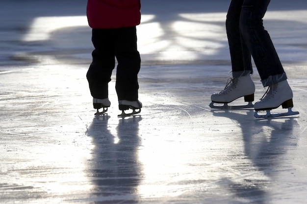스케이트장에서 엄마와 함께 스케이트를 타는 어린 소녀